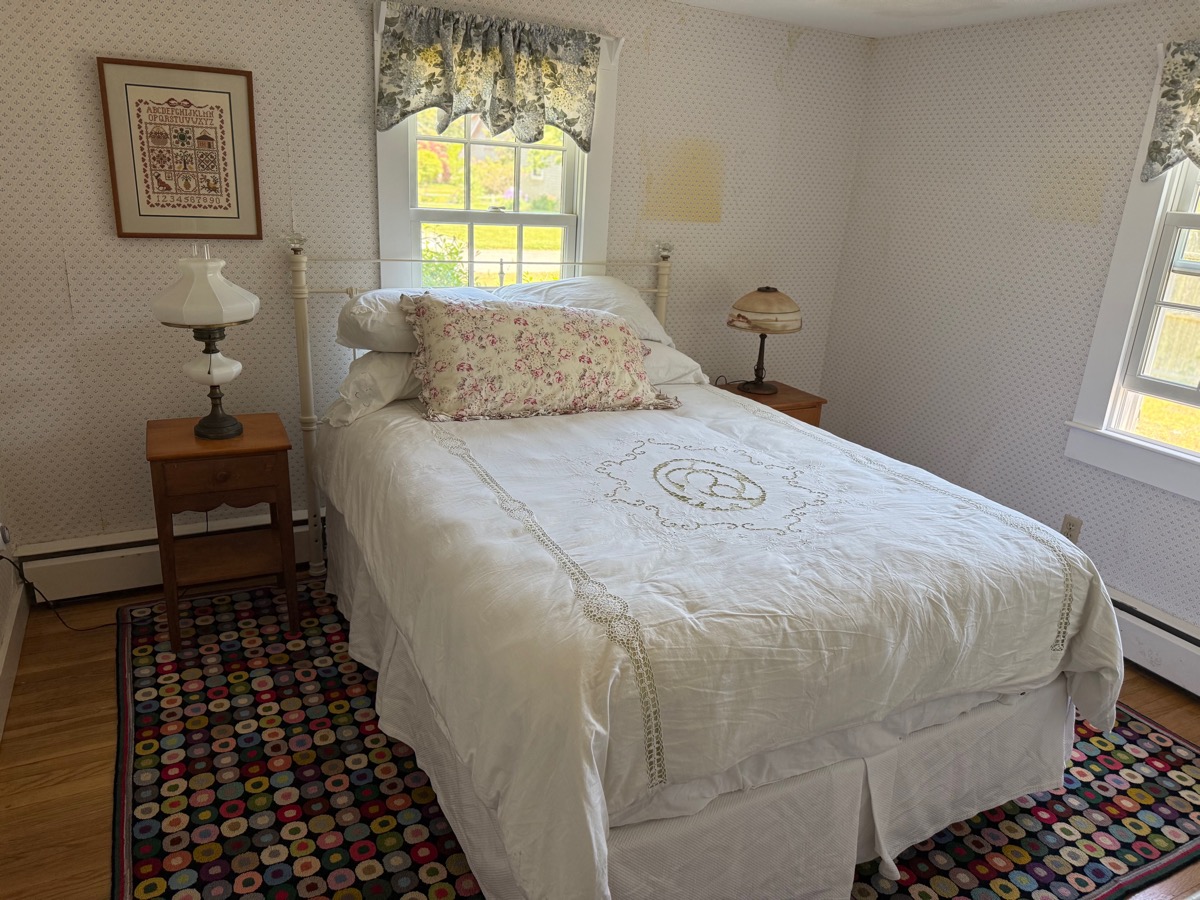Second bedroom with queen bed